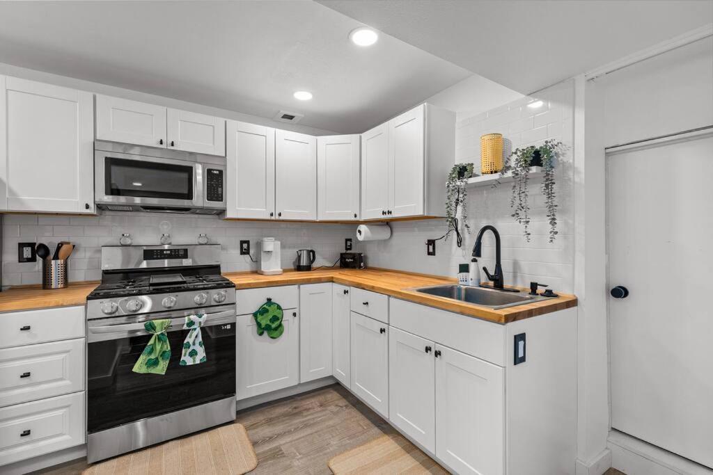 Appartamento Pacific Nw Gem W/Hot-Tub 15 Minutes Airport. Auburn Esterno foto