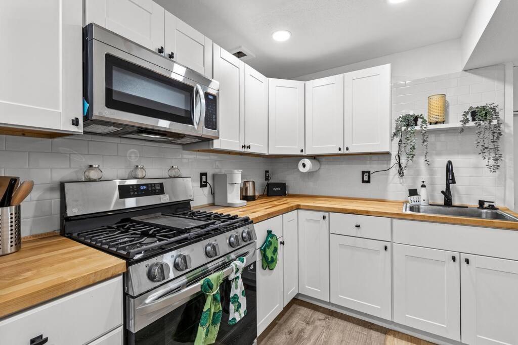 Appartamento Pacific Nw Gem W/Hot-Tub 15 Minutes Airport. Auburn Esterno foto